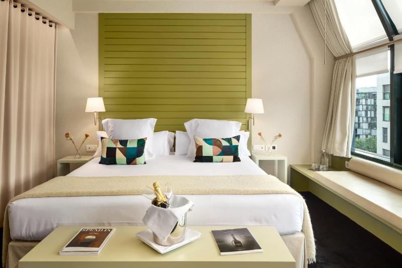Junior Suite with Guggenheim views image 3