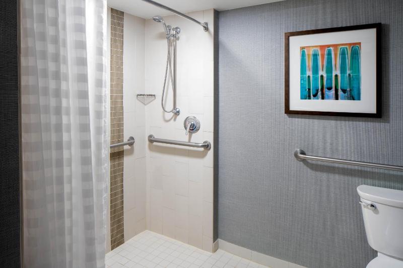 King Room with Sofa Bed and Roll-In Shower - Disability Access image 4