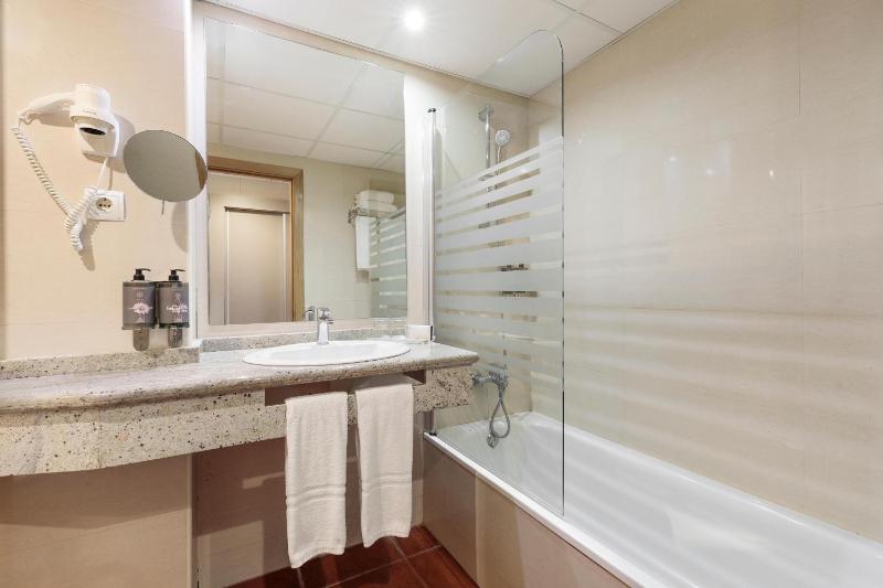 Double or Twin Room without a view (2 Adults) image 3