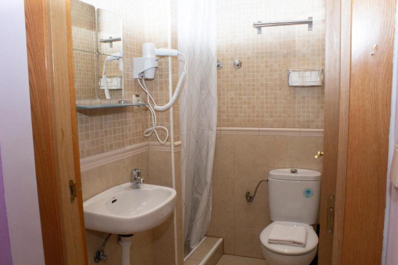 Double Room with Extra Bed image 3