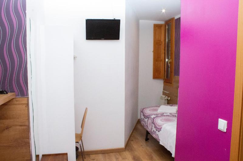 Budget Twin Room image 3