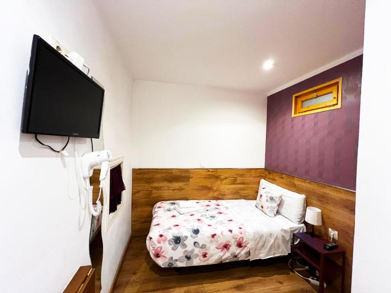 Budget Single Room with Shared Bathroom image 4