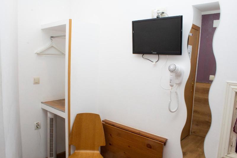 Budget Single Room with Shared Bathroom image 2