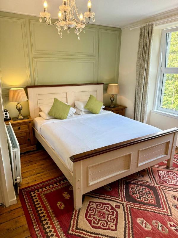 Superior King Room image 3