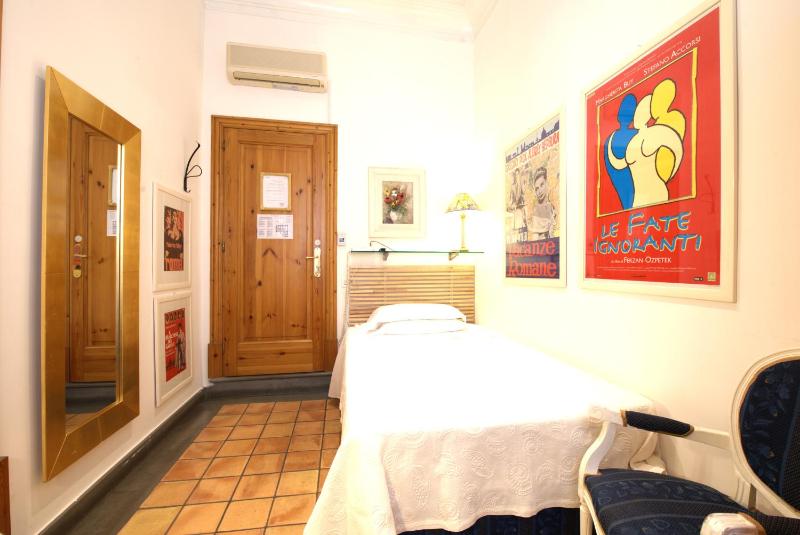 Classic Single Room image 3