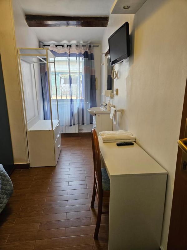 Economy Single Room with Private Bathroom and Shared shower image 3