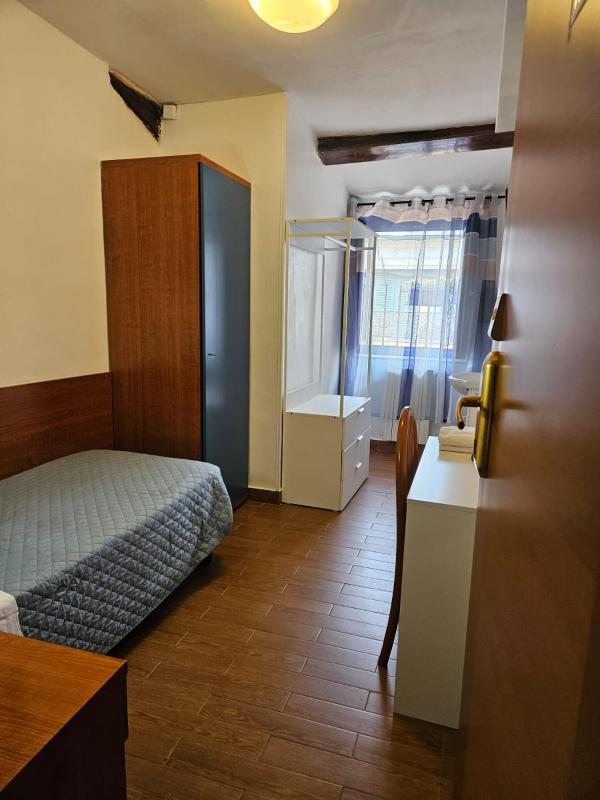 Economy Single Room with Private Bathroom and Shared shower image 2