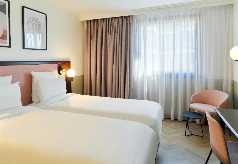 Twin Room image 4