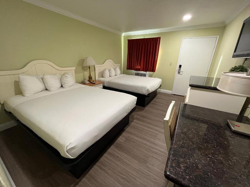 Standard Queen Room image 2