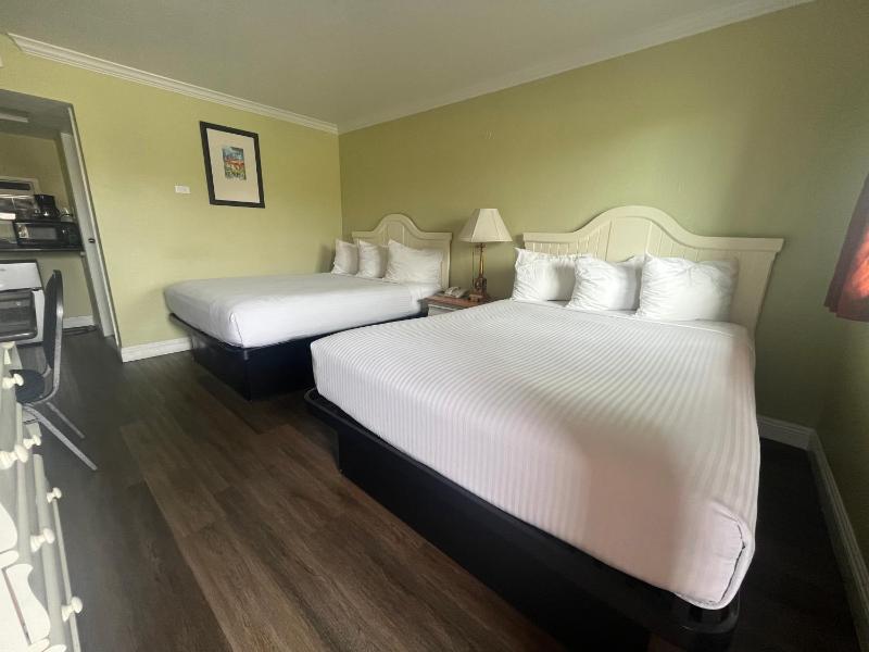 Standard Queen Room image 3