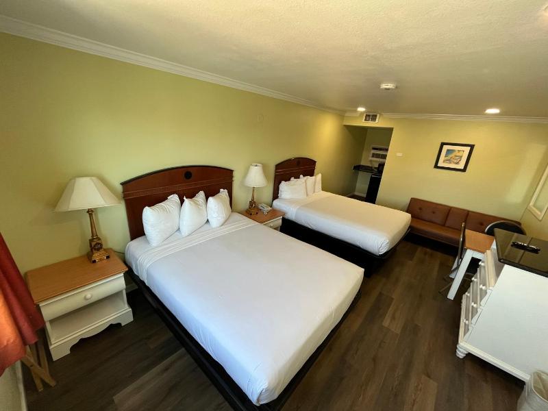 Deluxe Queen Room image 2