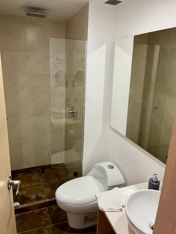 San Peter Aparta Suite en La 70 Laureles - image 5
