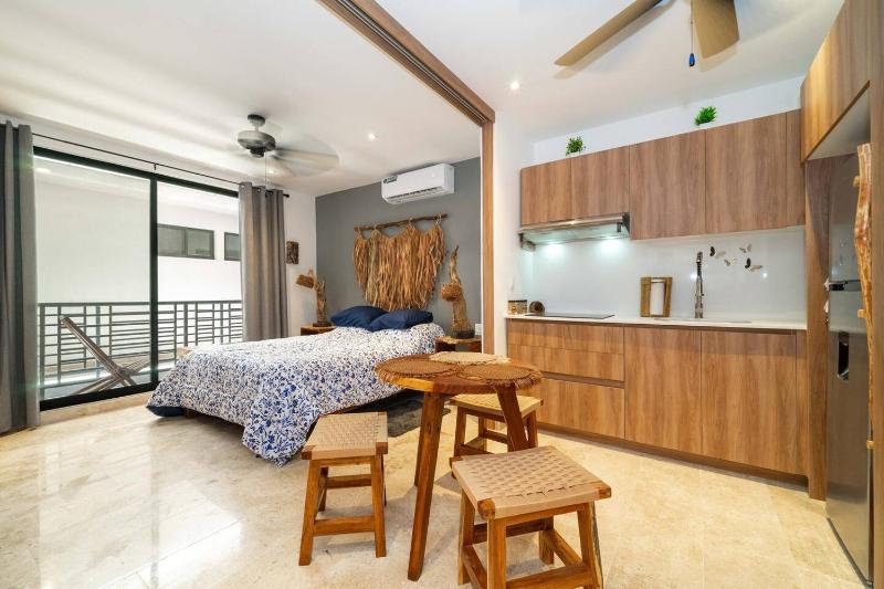 King Suite with Private Balcony Gym and Rooftop Pool - image 2
