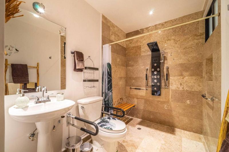 King Suite with Private Balcony Gym and Rooftop Pool - image 16
