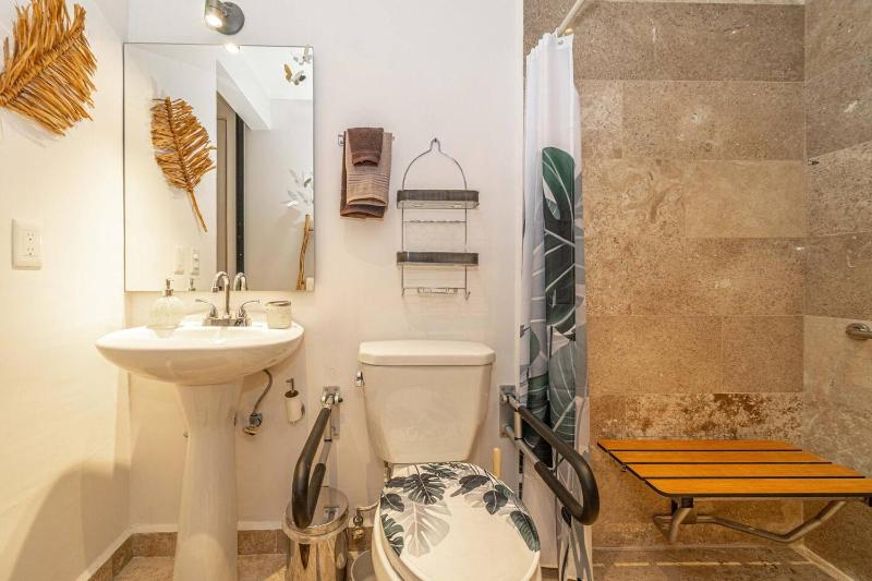 King Suite with Private Balcony Gym and Rooftop Pool - image 15