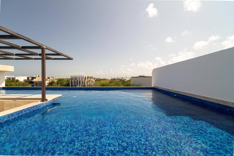 King Suite with Private Balcony Gym and Rooftop Pool - image 13
