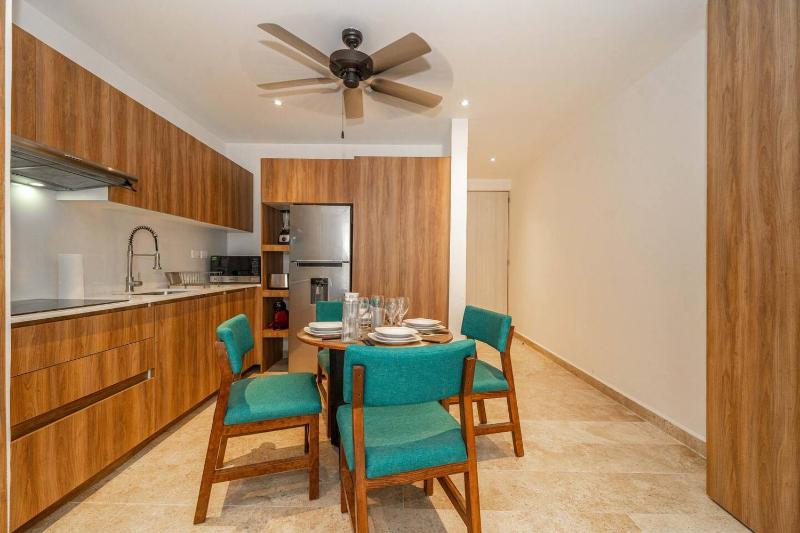 King Suite with Balcony Gym and Rooftop Pool - image 8