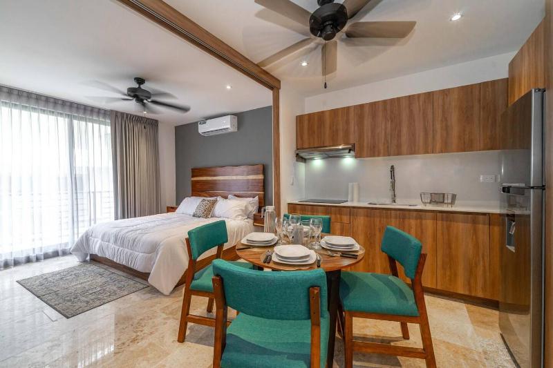 King Suite with Balcony Gym and Rooftop Pool - image 6