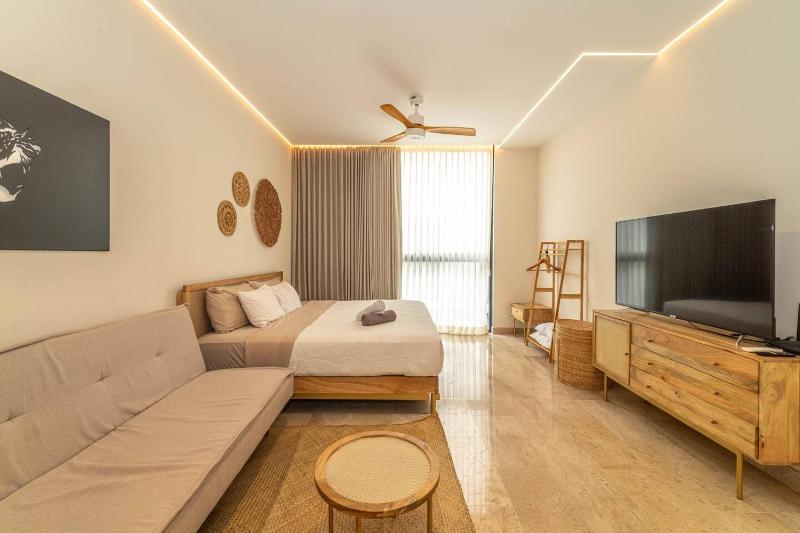 Stylish Boho Studio with Rooftop Pool - image 8