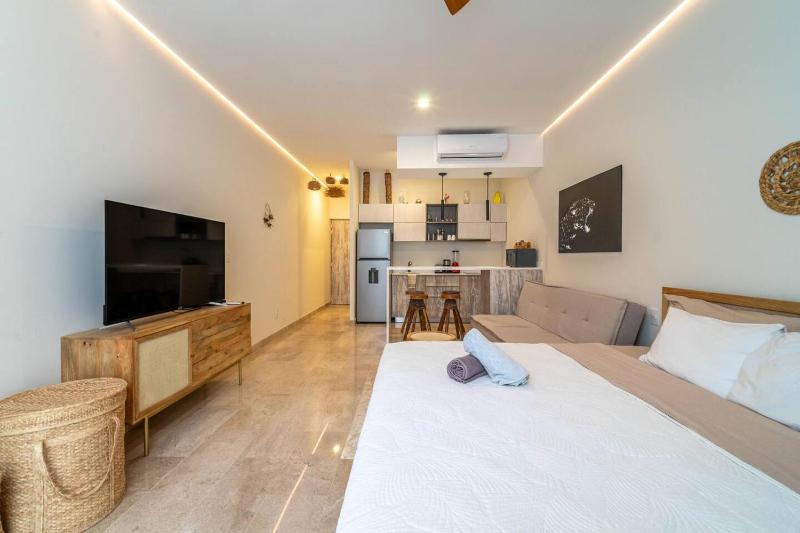 Stylish Boho Studio with Rooftop Pool - image 7