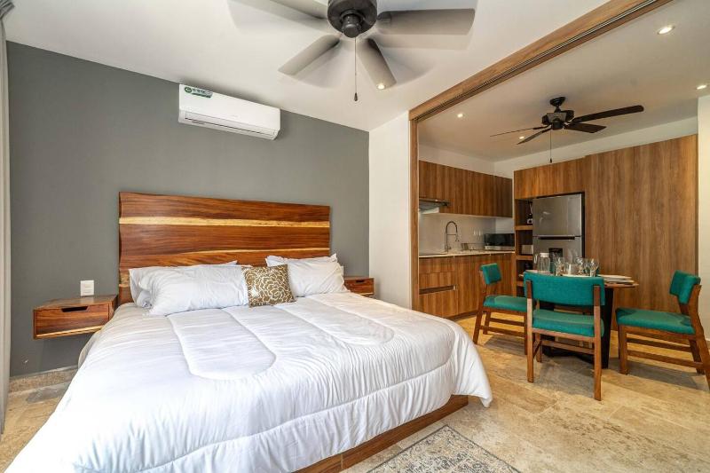 King Suite with Balcony Gym and Rooftop Pool - image 13