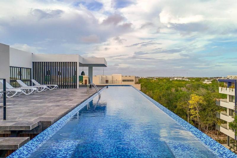 Stylish Boho Studio with Rooftop Pool - image 9