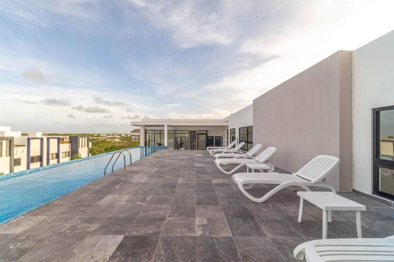 Stylish Boho Studio with Rooftop Pool - image 5