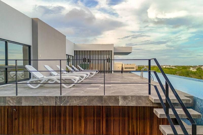 Stylish Boho Studio with Rooftop Pool - image 6