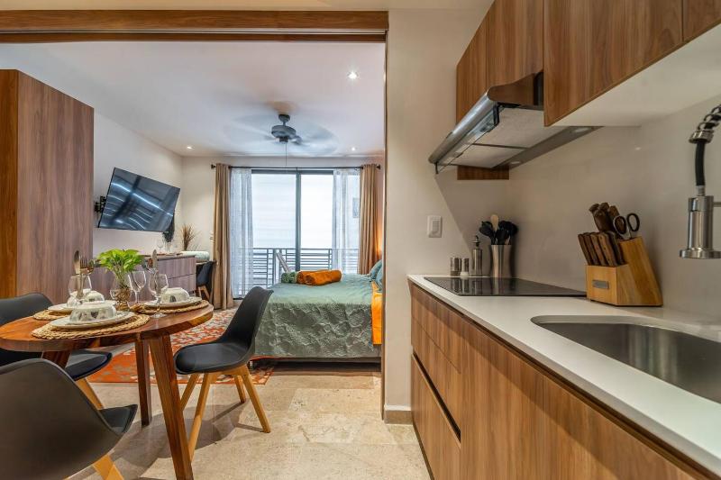King Suite with Private Balcony Rooftop Pool Gym - image 10