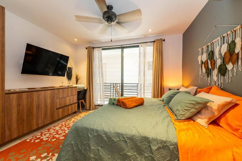 King Suite with Private Balcony Rooftop Pool Gym - image 7