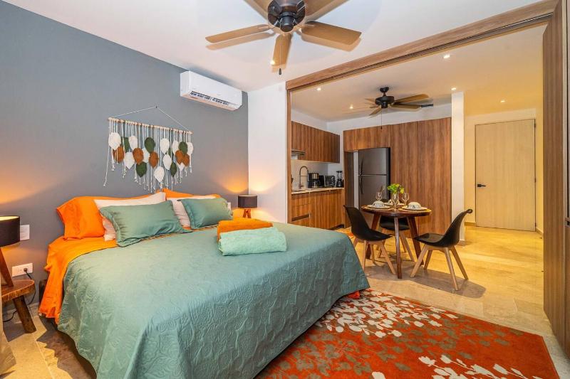 King Suite with Private Balcony Rooftop Pool Gym - image 15