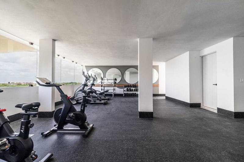 King Suite with Private Balcony Rooftop Pool Gym - image 16