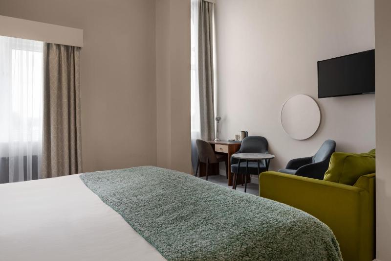 King Suite - Non-Smoking image 3