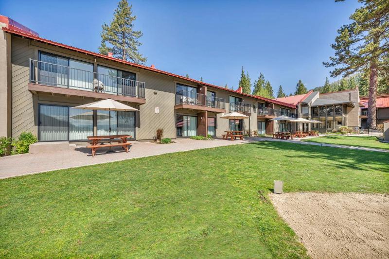 Delightful Studio w/Kitchenette #111 at Donner Lake Village - image 4