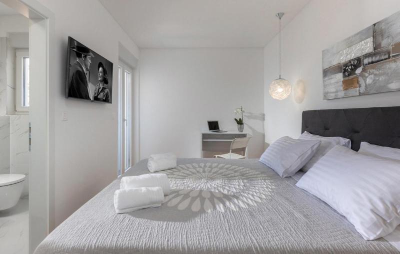 Luxury villa Fleur with pool - image 15