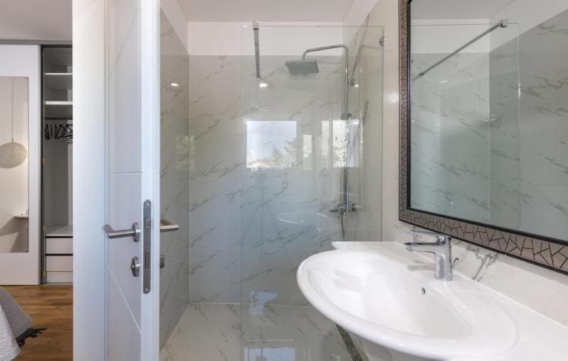 Luxury villa Fleur with pool - image 34
