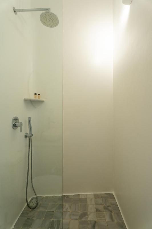 Queen Deluxe Room image 3