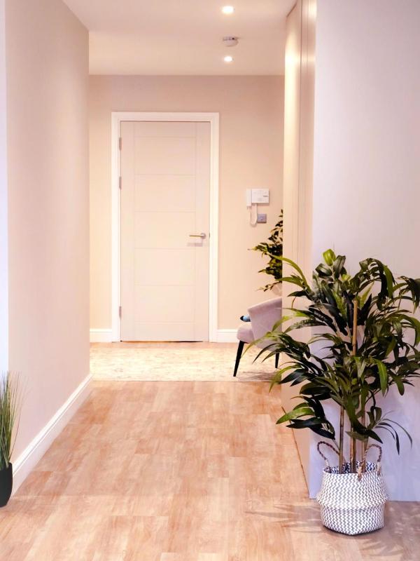 Elegant Escape: Prime Location & Gorgeous Interior - image 22