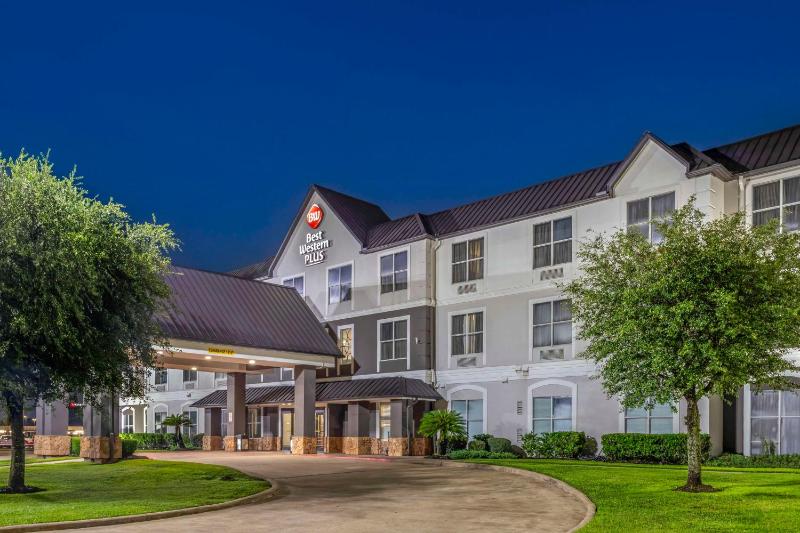 Best Western Plus Hobby Airport Inn & Suites - image 1