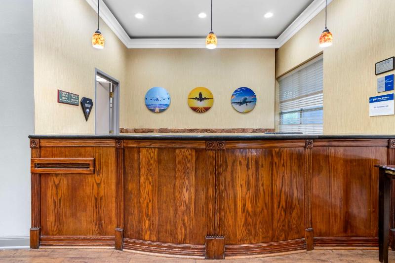 Best Western Plus Hobby Airport Inn & Suites - image 15