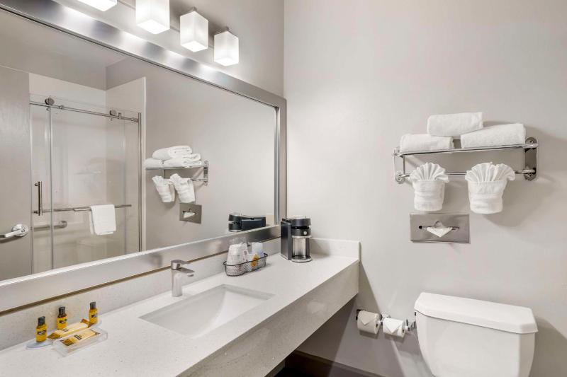 King Room with Spa Bath - Disability Access/Non-Smoking image 1