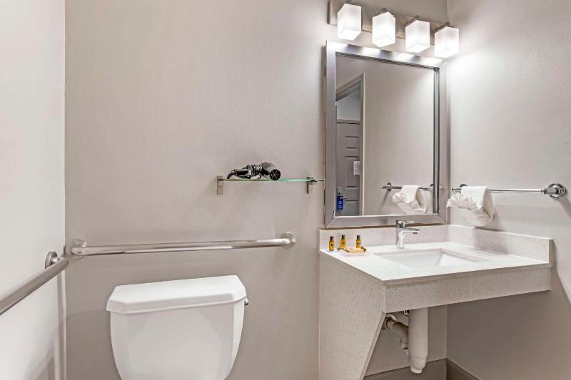 King Room - Hearing Accessible/Non-Smoking  image 2