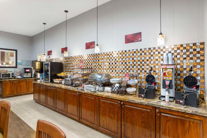 Best Western Plus Hobby Airport Inn & Suites - image 4