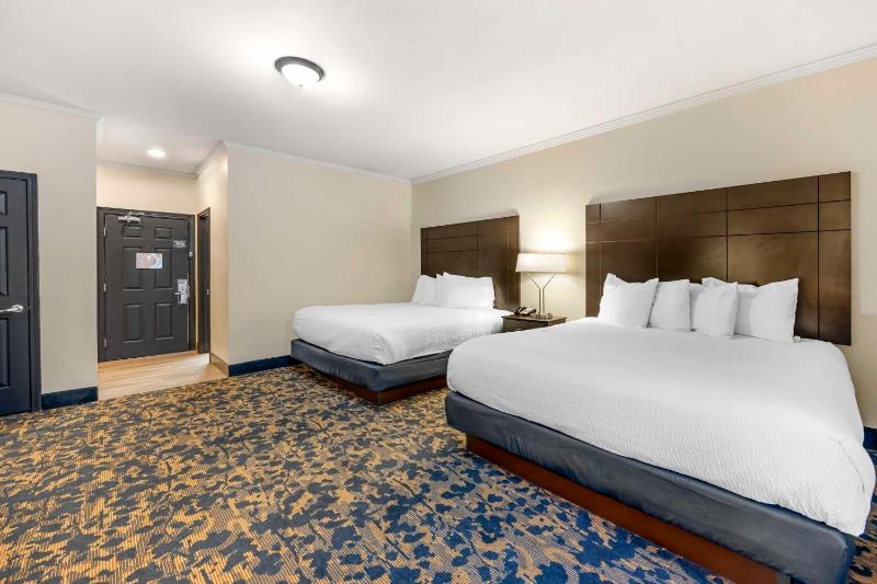 King Room with Two King Beds image 3
