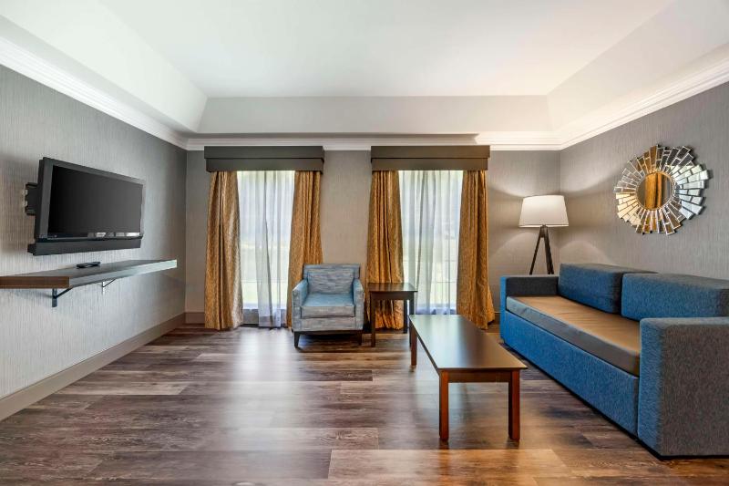 Queen Suite with Two Queen Beds and Sofa Bed - Non-Smoking image 3