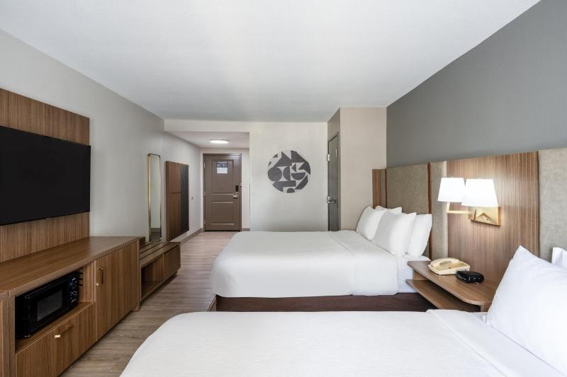 Standard Queen Room with Two Queen Beds - Communications Accessible image 4