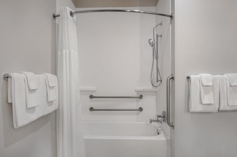 Standard King Room with Accessible Tub - Mobility Access image 3