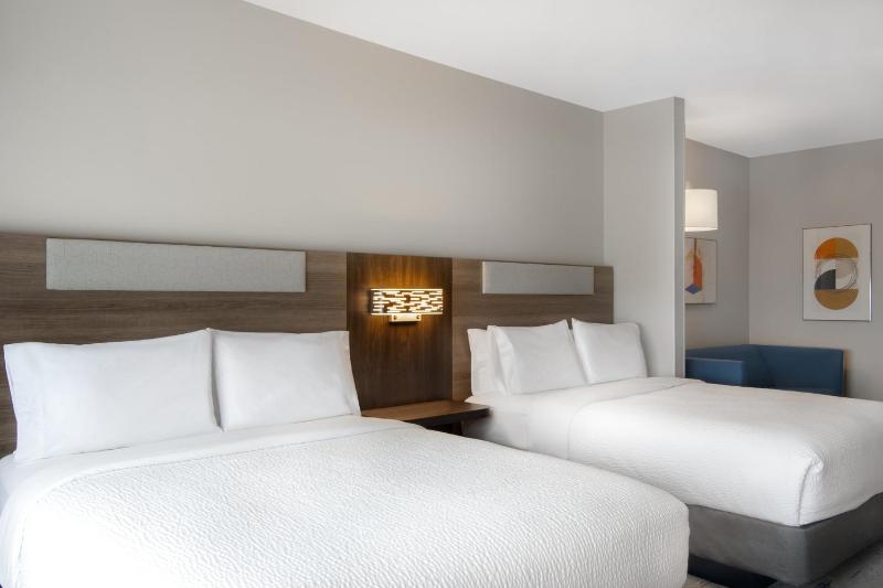 Queen Suite - Non-Smoking image 3