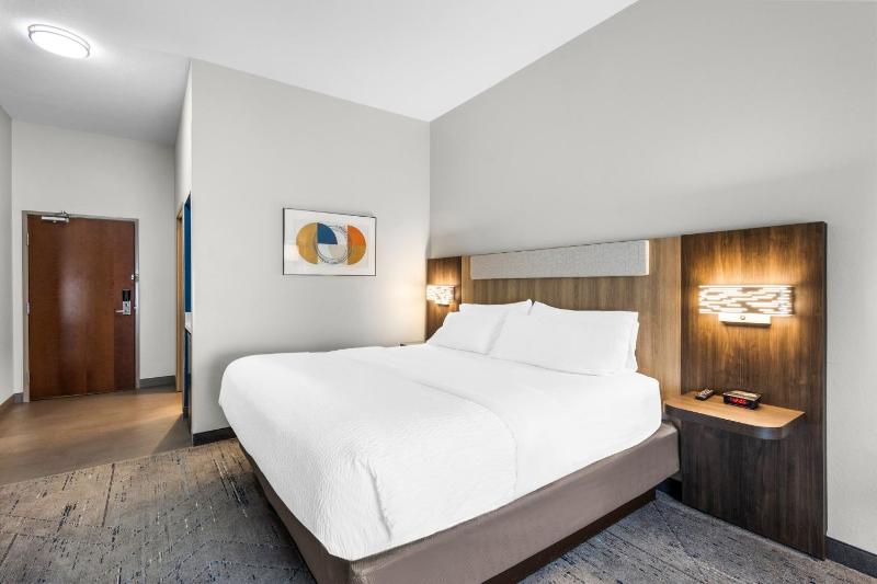 Standard King Room image 3