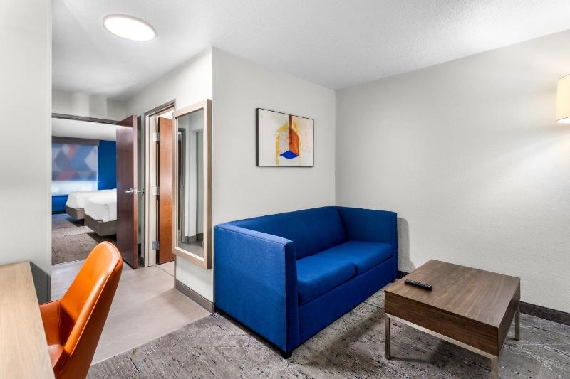 One-Bedroom Suite with Two Queen Beds image 2